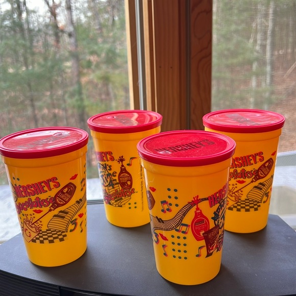 4 VTG New Hershey’s Chocolatese Plastic Cups with Lids - Picture 1 of 8